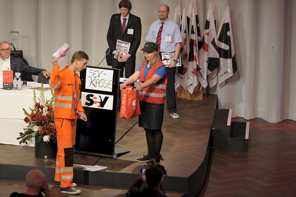 Zur Aktion der Jugend gehörte ein Sketch, bei dem ein Arbeiter mangels Geld seinen Arbeitskittel an die SEV-Kasse ablieferte.