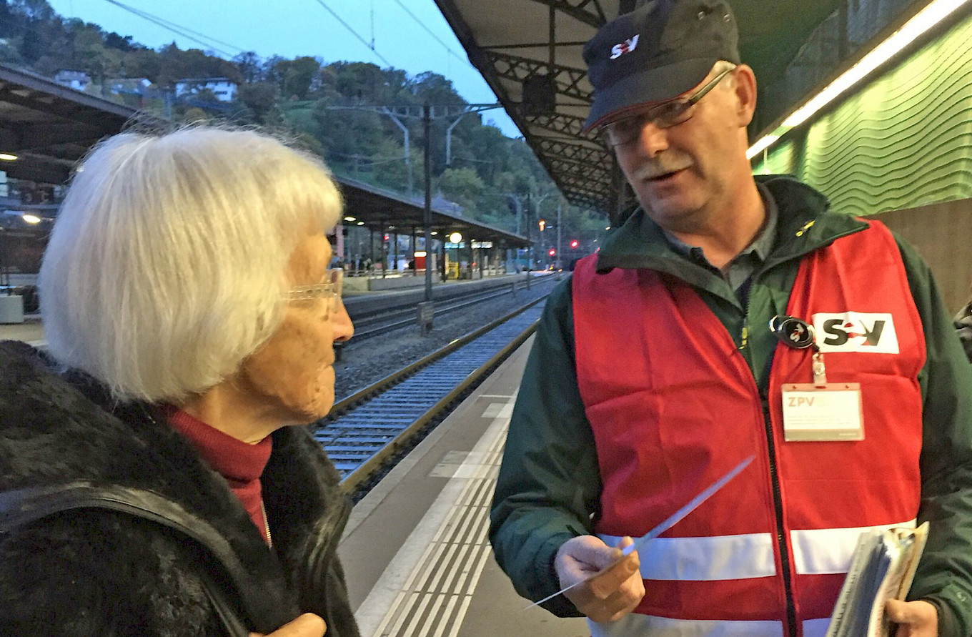 Andreas Menet en discussion avec une voyageuse attentive.