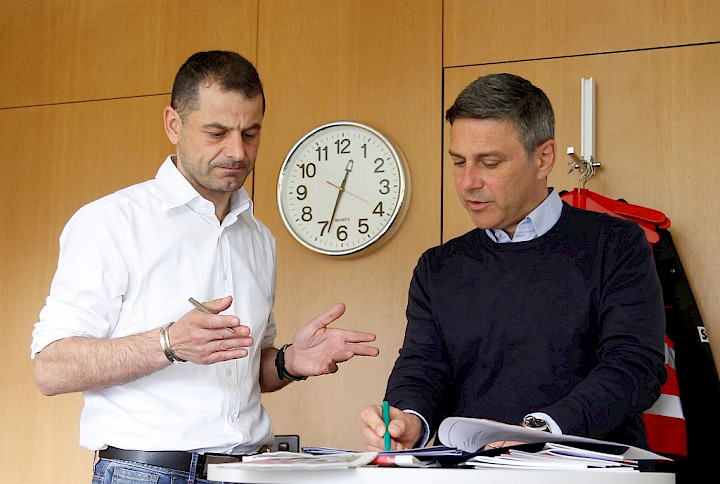 Aroldo Cambi et Giorgio Tuti se penchent sur la d&eacute;claration de vente.