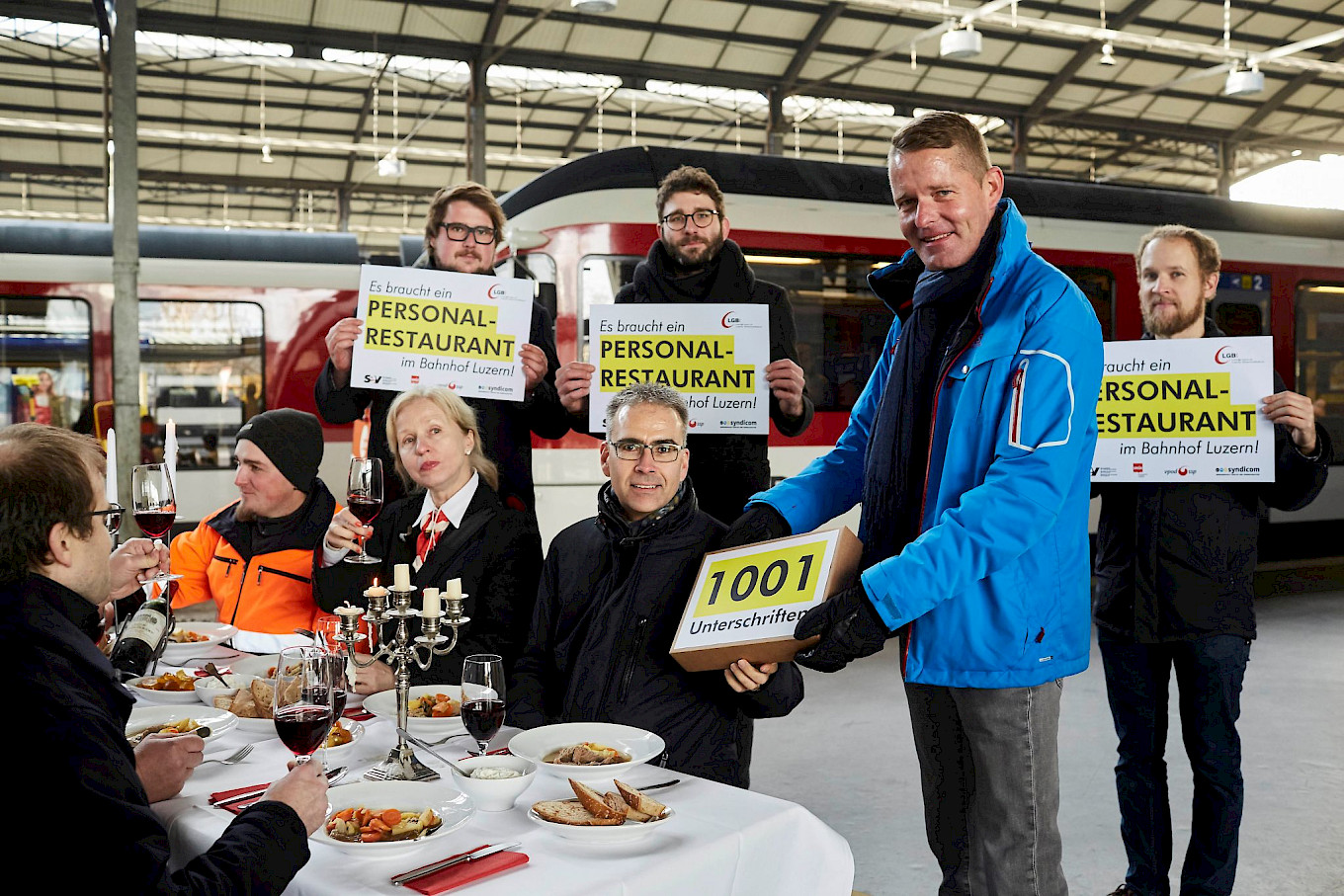 Petitionsübergabe durch Urs Langenstein, Interimspräsident der SEV-VPT-Sektion Zentralbahn, an Marc Siegrist, HR SBB.