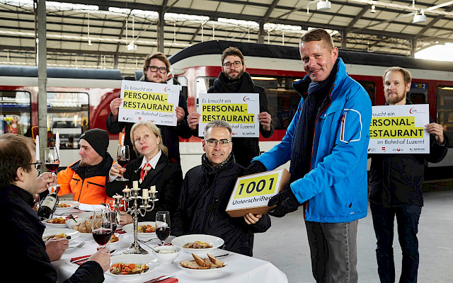 Petitionsübergabe durch Urs Langenstein, Interimspräsident der SEV-VPT-Sektion Zentralbahn, an Marc Siegrist, HR SBB.