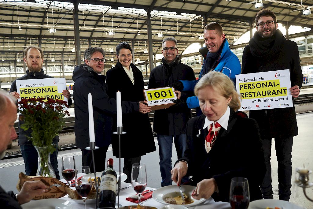 Stehend von links: Marcel Budmiger, Gesch&auml;ftsf&uuml;hrer Luzerner Gewerkschaftsbund (LGB); Christian Bertschi, Kommunikationsbeauftragter Verkehrsbetriebe Luzern (vbl); Sonja Theiler, HR-Leiterin Zentralbahn; Marc Siegrist, HR SBB (Leiter Compensation & Benefits); Urs Langenstein, Pr&auml;sident a.i. VPT Zentralbahn; Martin Wyss, Pr&auml;sident LGB