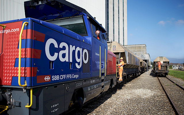 Strategia falsa: cancellare per l'ennesima volta capacità e abbandonare le attività sul territorio, mentre il traffico merci crescerà del 45% entro il 2040, significa un trasferimento delle merci alla strada.