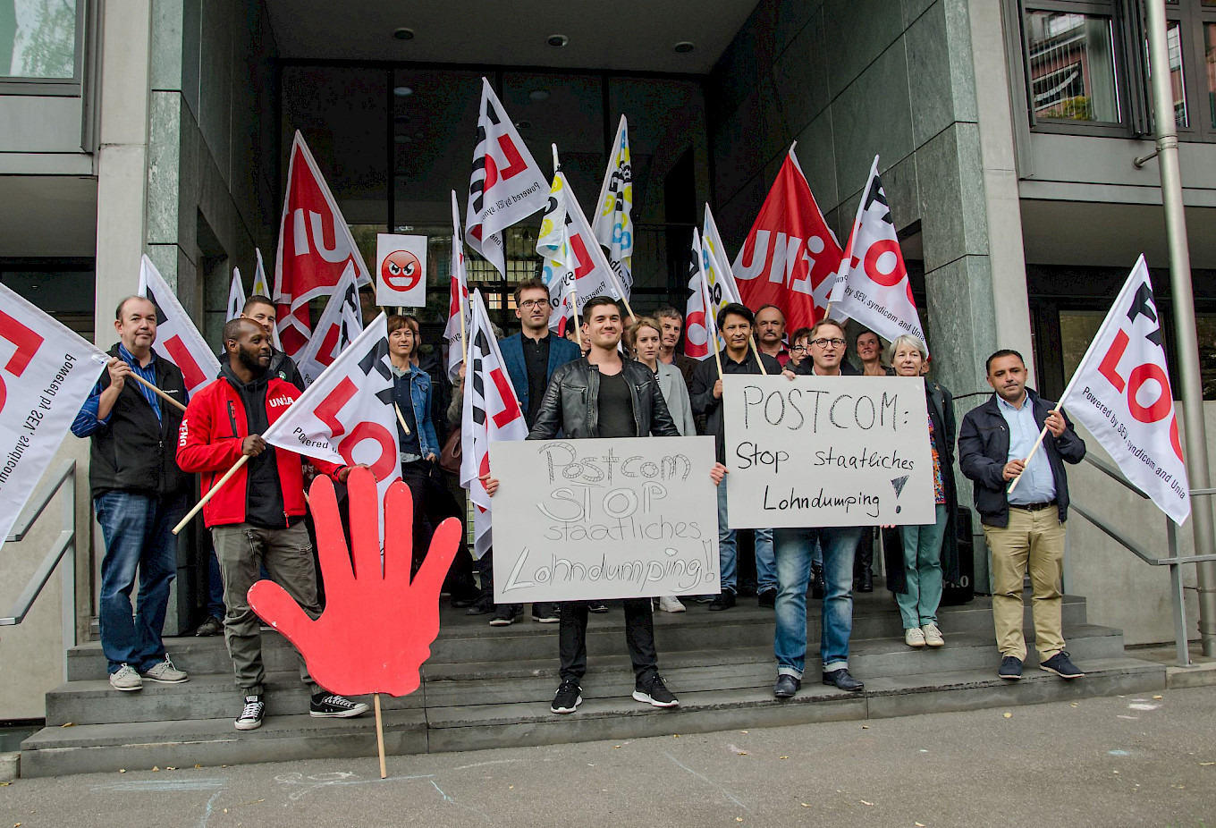 Spontane Demo der Gewerkschaften vor dem Gebäude am Giessereiweg in Bern, wo die PostCom einquartiert ist.