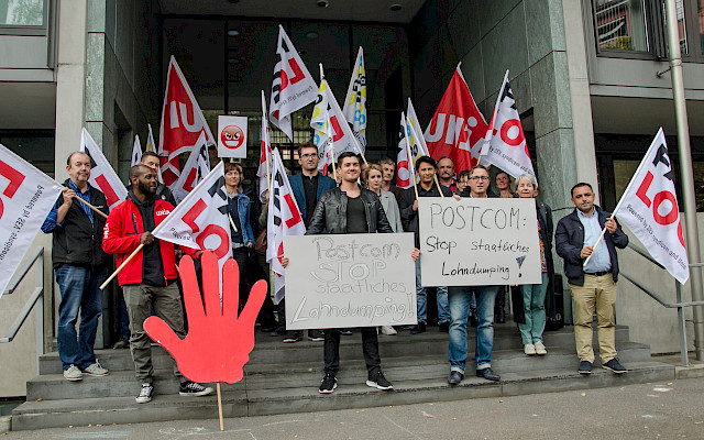 Spontane Demo der Gewerkschaften vor dem Gebäude am Giessereiweg in Bern, wo die PostCom einquartiert ist.