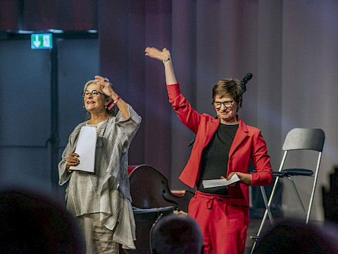 Die Moderatorinnen Fran&ccedil;oise Gehring und Sandra K&uuml;nzi begr&uuml;ssen die G&auml;ste.
