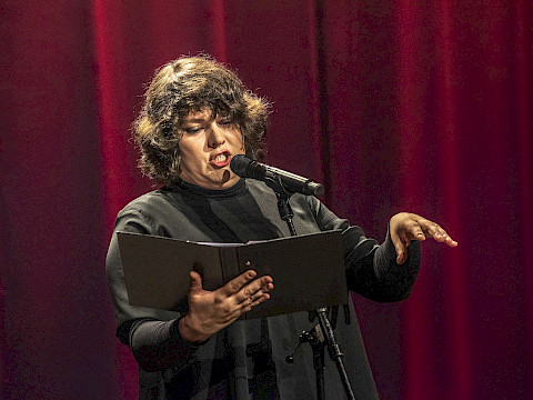 Patti Basler bei ihrem Instant-Protokoll