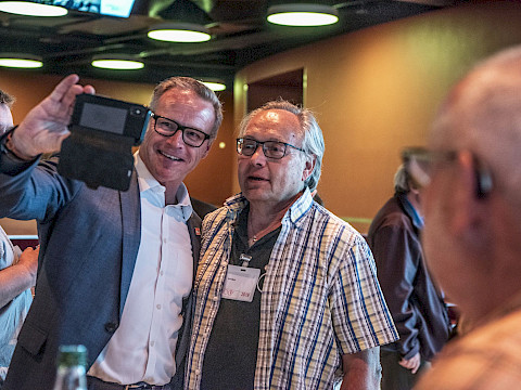 Andreas Meyer, CEO SBB, und Beat Jurt, pensionierter Rangierer SBB und SEV-Urgestein, machen zusammen ein Selfie.