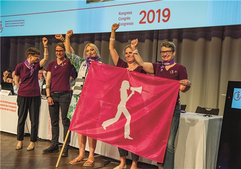 Die SEV-Frauenkommission geht auf die B&uuml;hne, w&auml;hrend die Gleichstellungsbeauftragte Lucie Waser den Kongress ermuntert, am Frauenstreik vom 14. Juni teilzunehmen. Von links nach rechts: Brigitte Fanjak, Esther Weber, Julia Melikjanz , Melanie Aebi und Janine Truttmann. Auch auf der B&uuml;hne, aber nicht im Bild: Andrea-Ursula Leuzinger, Hanny Weissm&uuml;ller Esther Lis und Esther Geiser.