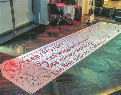 Inizio di una mobilitazione: i delegati firmano uno striscione che chiede la partecipazione del personale all’utile di 568 milioni fatto registrare dalle FFS nel 2018.