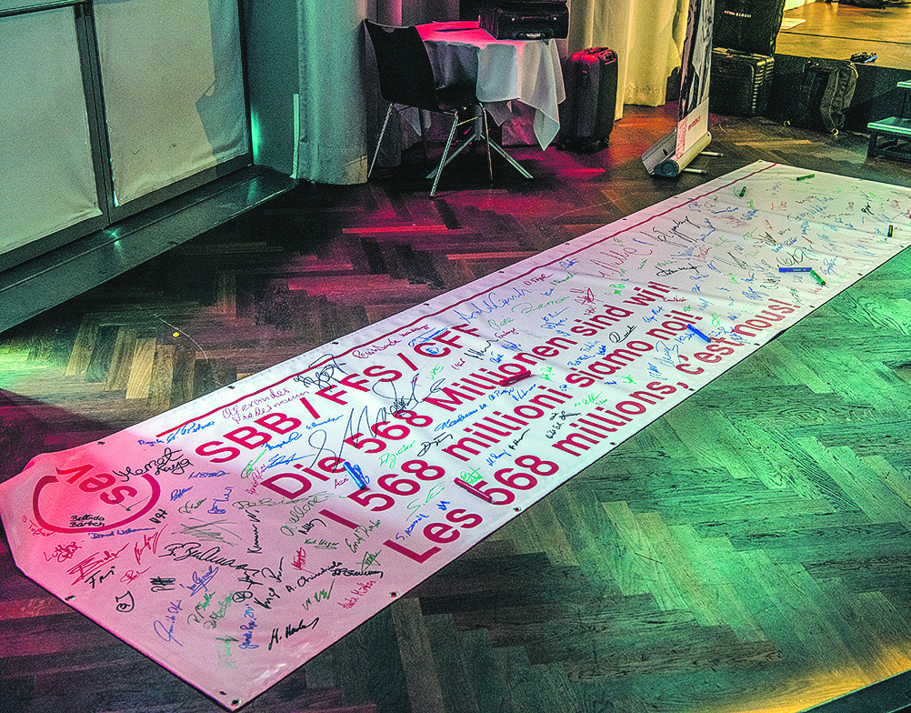 Am diesjährigen Kongress unterschreiben alle Delegierten ein Transparent, mit welchem sie die Gewinnbeteiligung des SBB-Personals fordern.