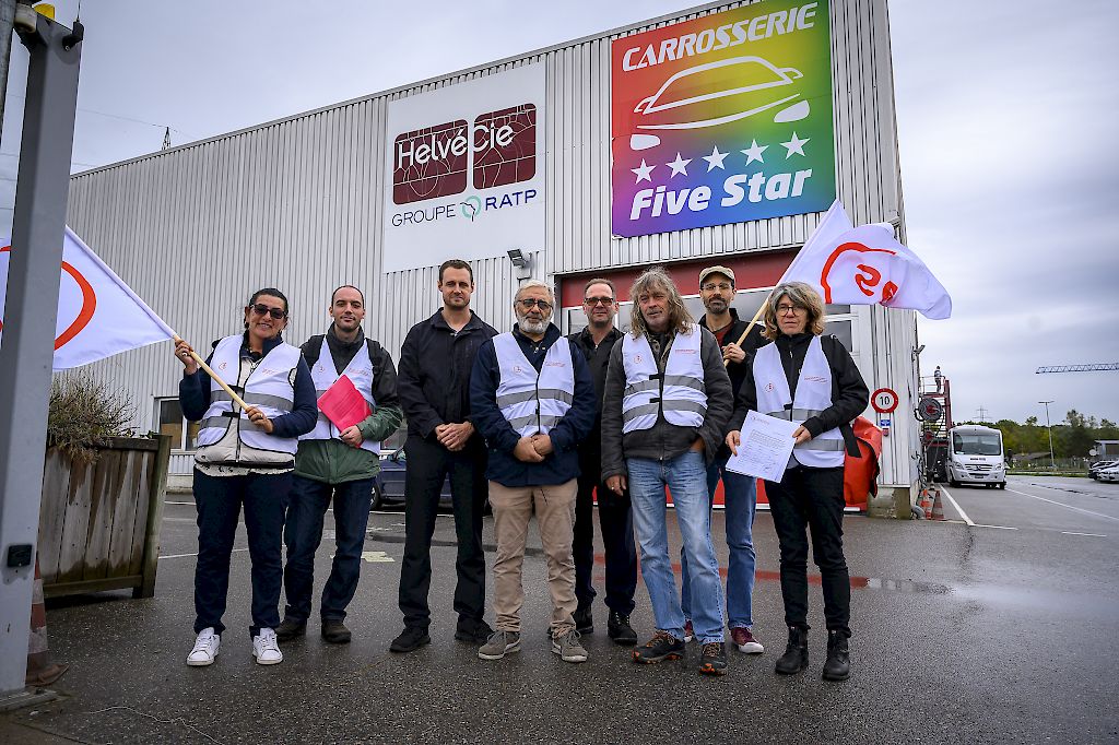 La d&eacute;l&eacute;gation de travailleurs TPG et RATP qui a remis la p&eacute;tition de soutien pour Pierre D&eacute;lias (3e depuis la gauche) &agrave; la direction de RATP Dev. Photo Eric Roset.