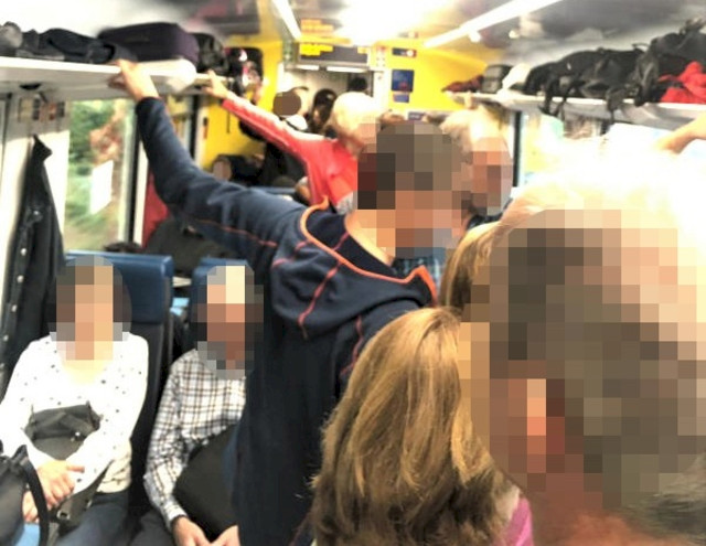 Leserreporterbild vom 5. Oktober aus einem Zug in Arth-Goldau, wo Dutzende Zugpassagiere auf dem Weg ins Tessin aussteigen mussten (www.tagesanzeiger.ch)