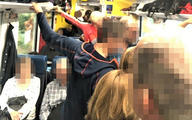 Photo d’un lecteur qui se trouvait dans le train le 5 octobre à Arth-Goldau, où des douzaines de passagers qui se rendaient au Tessin ont dû débarquer(www.tagesanzeiger.ch).