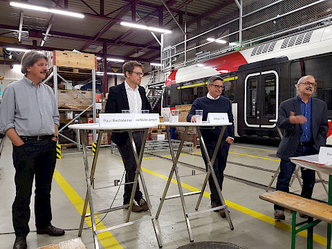 100 Jahre SEV im Depot der Frauenfeld-Wil-Bahn in Wil am 29. Oktober 2019: Podium mit Paul Rechsteiner, Daniel M&uuml;ller-Jentsch und Giorgio Tuti, moderiert durch Peter Hartmann.