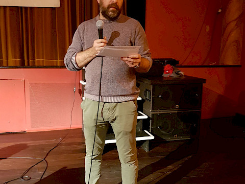 Podium in St. Gallen im Kino "Palace": Organisator Felix Birchler pr&auml;sentiert die Podiumsteilnehmenden