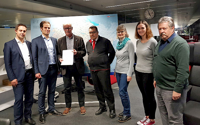 Consegna della risoluzione a Reto Liechti, dirigente dell’assistenza clienti e pulizia treni delle FFS (KBC), e Linus Looser, dirigente della produzione ferroviaria, della parte di Andreas Menet, presidente centrale SEV-ZPV e capo assistenza clienti. Gli altri membri delle delegazione sindacale erano Reto Brüllhardt, presidente della sezione ZPV Zurigo-Schaffhausen e capo assistenza clienti; Irène Bula, capo assistenza clienti; Yasmin Furrer, assistente clienti; Jürg Hurni, segretario sindacale.
