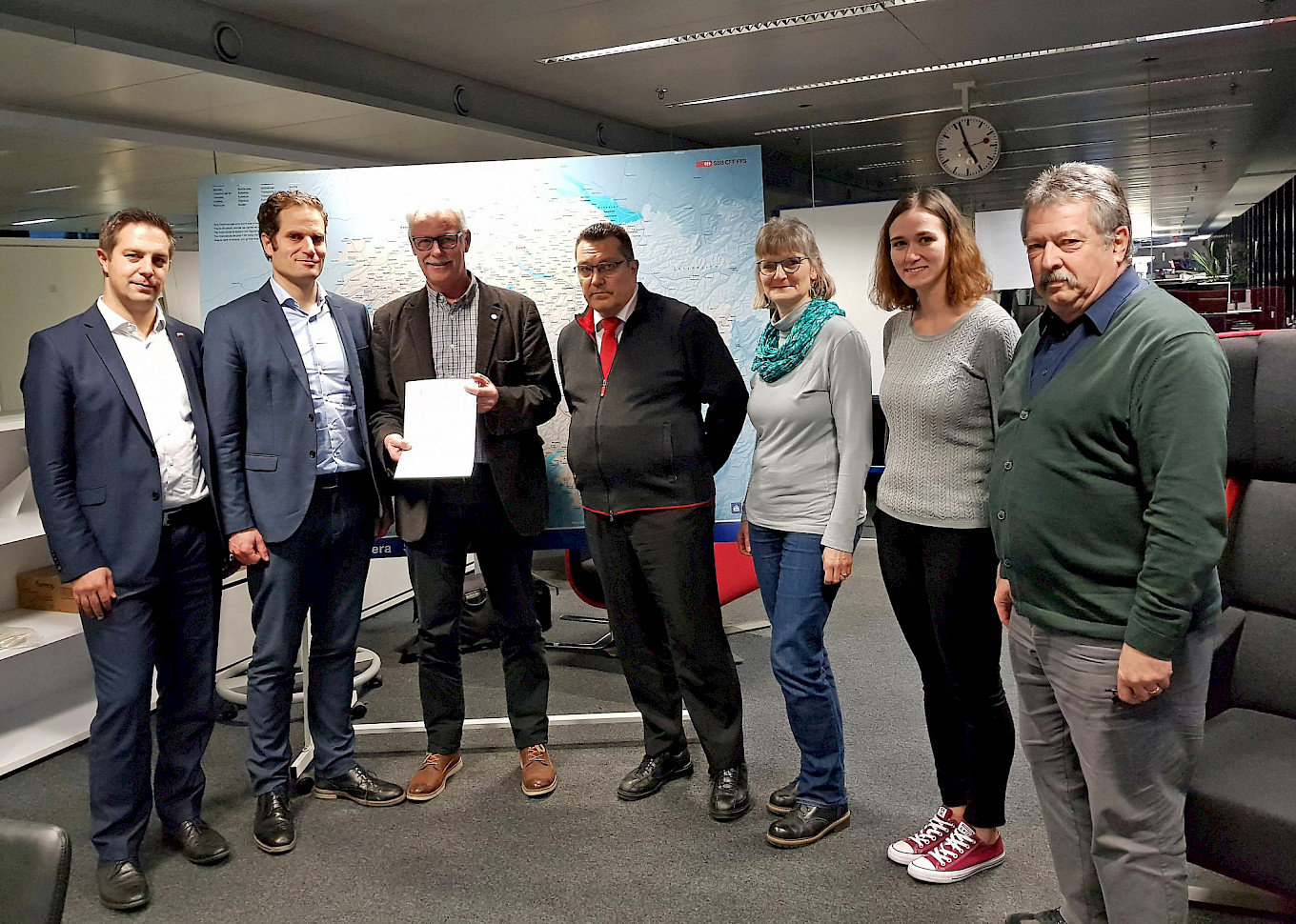 Remise de la résolution, de gauche à droite: Reto Liechti, chef Assistance clientèle et cleaning (KBC), Linus Looser, chef de la Production ferroviaire; Andreas Menet, président central SEV-ZPV et chef assistance clientèle; Reto Brüllhardt, président de la section ZPV Zurich-Schaffhausen et chef assistance clientèle; Irène Bula, cheffe assistance clientèle; Yasmin Furrer, assistante clientèle; Jürg Hurni, secrétaire syndical.