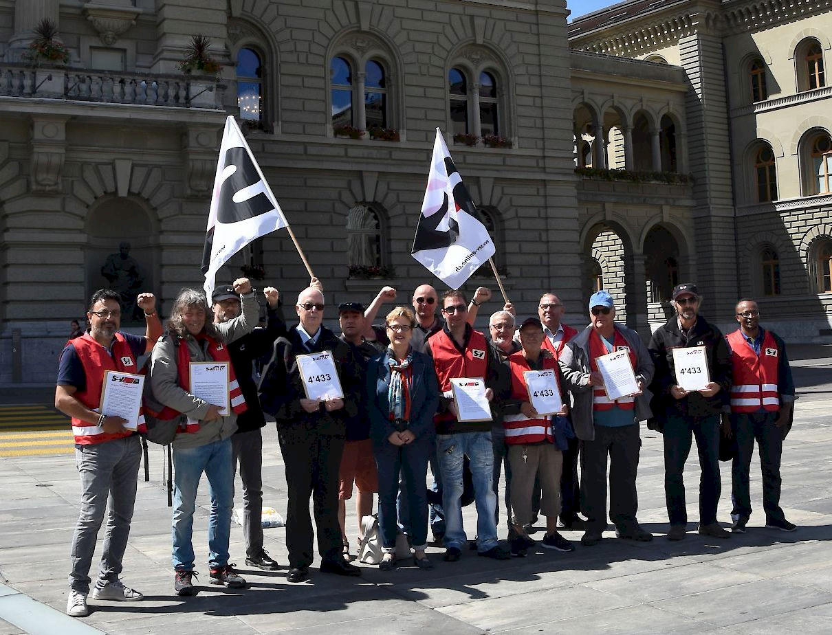 Les chauffeurs de bus du SEV lors de la remise de la pétition en 2017.