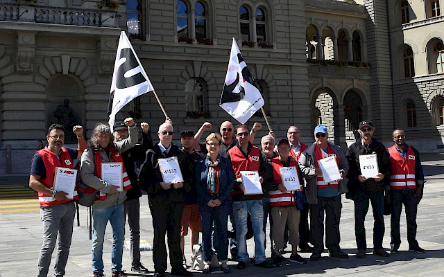 Les chauffeurs de bus du SEV lors de la remise de la pétition en 2017.