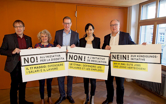 Arno Kerst, Katharina Prelicz-Huber, Adrian Wüthrich, Vania Alleva et Pierre-Yves Maillard lors du lancement de la campagne.