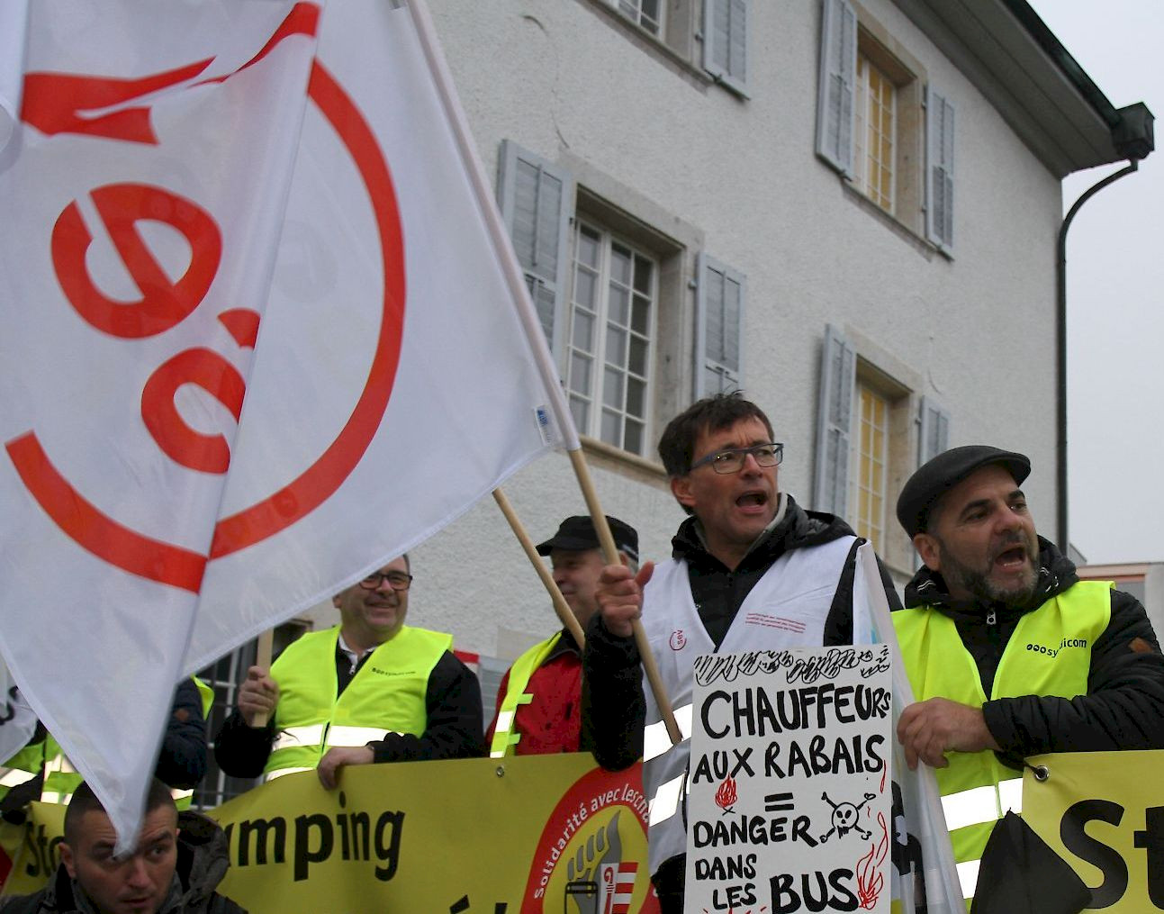 Le conducteur CJ et membre SEV Jean-Charles Froidevaux devant le Parlement jurassien le 27 novembre 2019.