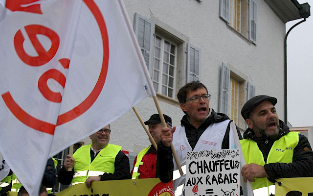 Le conducteur CJ et membre SEV Jean-Charles Froidevaux devant le Parlement jurassien le 27 novembre 2019.