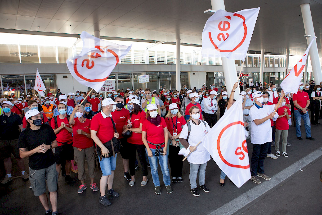 Zürich Flughafen, 11. September 2020: gemeinsame  Protestversammlung von SEV-GATA, VPOD und Kaufmännischem Verband mit fast 2000 Teilnehmenden gegen Lohn- und Sozialdumping. Foto: Florian Aicher.