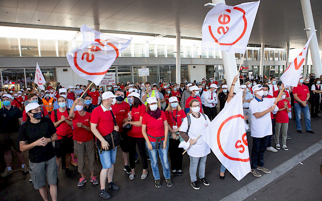 Zürich Flughafen, 11. September 2020: gemeinsame  Protestversammlung von SEV-GATA, VPOD und Kaufmännischem Verband mit fast 2000 Teilnehmenden gegen Lohn- und Sozialdumping. Foto: Florian Aicher.
