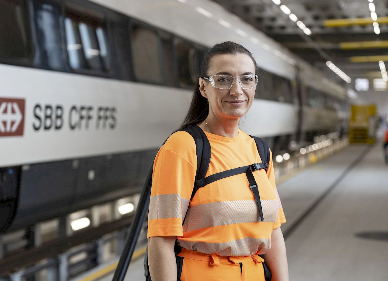 RailClean-Mitarbeiterin in der SBB-Serviceanlage Biel. Foto: SBB/Beat Schweizer