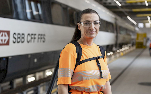 RailClean-Mitarbeiterin in der SBB-Serviceanlage Biel. Foto: SBB/Beat Schweizer