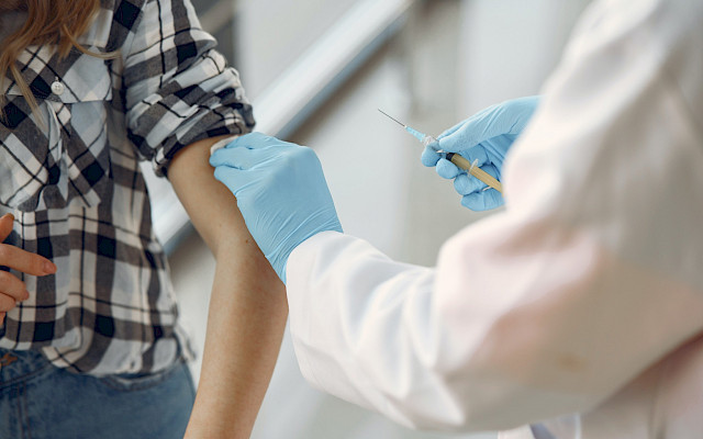 Certificat, tests et vaccination obligatoires sur la place de travail