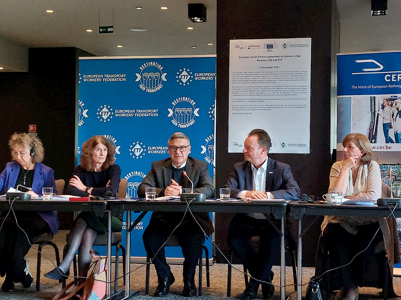 Signature de l'accord, de gauche à droite: Maria Cristina Marzola, vice-présidente de la Section ferroviaire de l'ETF; Sabine Trier, secrétaire générale adjointe de l'ETF; Giorgio Tuti, président de la Section ferroviaire de l'ETF; Matthias Rohrmann, président du dialogue social de l'UE dans le secteur ferroviaire; Sophie Dutordoir, membre du Management Committee de la Communauté européenne du rail et CEO des SNCB.