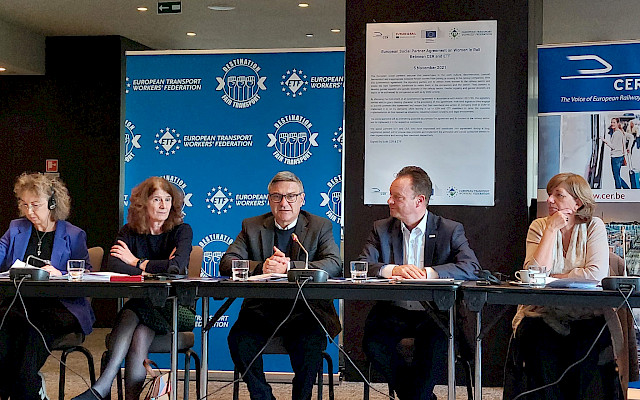 Unterzeichnung des WiR-Abkommens, von links nach rechts: Maria Cristina Marzola, Vizepräsidentin der Sektion Eisenbahn der ETF; Sabine Trier, Stv. Generalsekretärin der ETF; Giorgio Tuti, Präsident der Sektion Eisenbahn der ETF; Matthias Rohrmann, Präsident des Sozialen Dialogs der EU im Bahnsektor; Sophie Dutordoir, Mitglied des Management Committee der Gemeinschaft der europäischen Bahnen (CER) und CEO der SNCB.