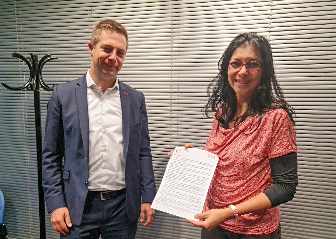LPV-Zentralpräsidentin Hanny Weissmüller übergibt Resolution an Reto Liechti (Leiter Bahnproduktion Personenverkehr SBB).