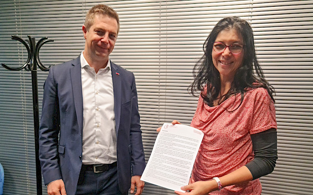 LPV-Zentralpräsidentin Hanny Weissmüller übergibt Resolution an Reto Liechti (Leiter Bahnproduktion Personenverkehr SBB).