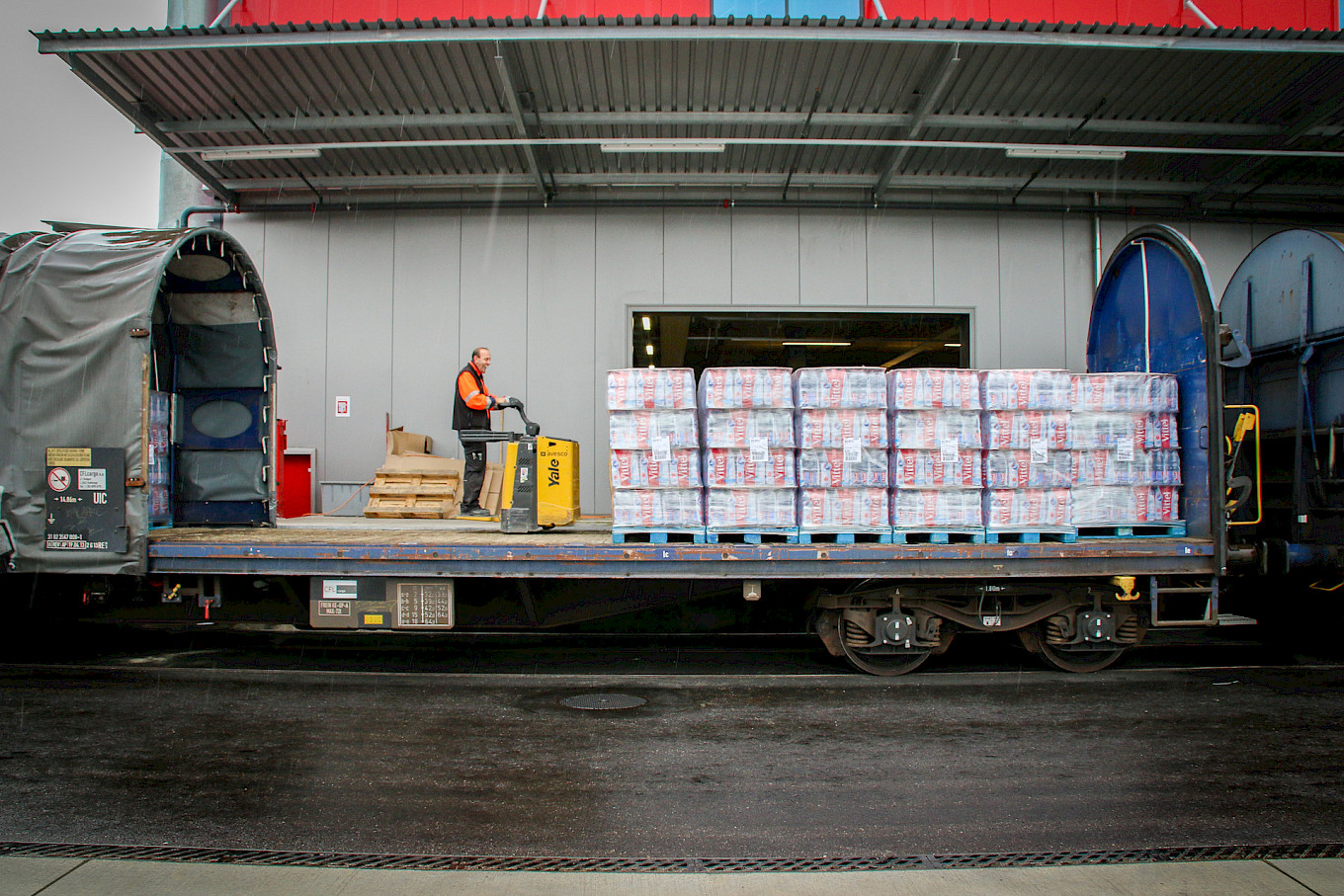 Per Wagenladungsverkehr wird zum Beispiel auch Mineralwasser transportiert. ©SBB Cargo
