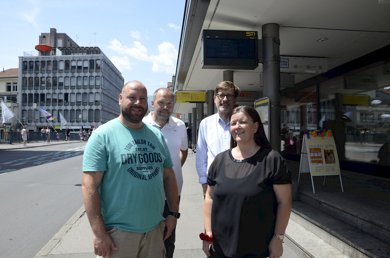 Von rechts: Sektionspräsidentin VPT-STI Elisabeth Küng und SEV-Vizepräsident Christian Fankhauser übergaben die Petition, Ueli Müller und Hans-Jörg Zwahlen gehören dem Sektionsvorstand an.