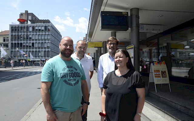 Von rechts: Sektionspräsidentin VPT-STI Elisabeth Küng und SEV-Vizepräsident Christian Fankhauser übergaben die Petition, Ueli Müller und Hans-Jörg Zwahlen gehören dem Sektionsvorstand an.