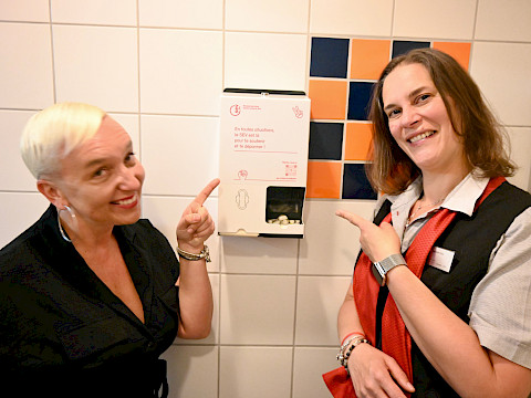 Sur le coup des 9&thinsp;h en ce 14&thinsp;juin de gr&egrave;ve f&eacute;ministe, une d&eacute;l&eacute;gation d&rsquo;assistantes client&egrave;le de la nouvelle section ZPV Lausanne-Sion et de Gen&egrave;ve inauguraient un distributeur de tampons et serviettes hygi&eacute;niques dans les toilettes de leur local de pause &agrave; la gare de Lausanne. Ces deux sections ZPV ont pris l&rsquo;initiative de la mise en place de ce distributeur offert par elles. Par cette action, elles veulent attirer l&rsquo;attention sur la question de la pr&eacute;carit&eacute; menstruelle, soit la difficult&eacute; financi&egrave;re et pratique pour les femmes de pouvoir s&rsquo;offrir des protections hygi&eacute;niques ou en changer suffisamment r&eacute;guli&egrave;rement.