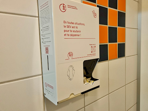 Gare de Lausanne, ce matin. Au-del&agrave; de la question financi&egrave;re non n&eacute;gligeable et des complications m&eacute;dicales s&eacute;rieuses, il y a la question de la charge mentale qui p&egrave;se sur les femmes qui doivent anticiper l&rsquo;arriv&eacute;e de r&egrave;gles parfois capricieuses. Quand on se trouve &agrave; bord d&rsquo;un train ou d&rsquo;un bus, le fait de savoir qu&rsquo;au local de pause on peut trouver un distributeur de protections hygi&eacute;niques peut r&eacute;ellement soulager.