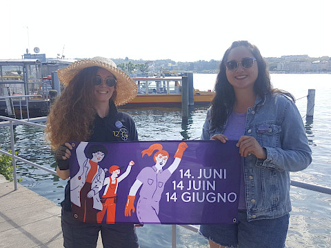 Ce matin le SEV a rencontr&eacute; la directrice administrative de la Soci&eacute;t&eacute; des Mouettes genevoises SA avec deux de nos militantes pour l&rsquo;entendre sur le cahier de revendications f&eacute;ministes que le SEV lui avait remis le 10 mai.
La directrice a r&eacute;pondu favorablement &agrave; la cr&eacute;ation d&rsquo;une charte TOLERANCE ZERO (&agrave; l&rsquo;encontre des violences sexistes et sexuelles, du harc&egrave;lement sexuel et des discriminations sous toutes leurs formes) qui sera annex&eacute;e au r&egrave;glement de l&rsquo;entreprise, &agrave; 12 jours de carence par an. Elle entre &eacute;galement en mati&egrave;re sur la question de la formation obligatoire pour le personnel au sujet des discriminations, du harc&egrave;lement sexuel et des violences sexistes et sexuelles. En ce qui concerne les deux derni&egrave;res revendications (Protection d&rsquo;un an contre le licenciement apr&egrave;s un retour de cong&eacute; maternit&eacute; et cong&eacute; paternit&eacute; : cinq jours suppl&eacute;mentaires), elle propose de les int&eacute;grer aux n&eacute;gociations de la CCT, dont la prochaine s&eacute;ance se tiendra en septembre 2023.