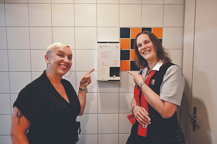 Inauguration d&rsquo;un distributeur de tampons et serviettes hygi&eacute;niques &agrave; Lausanne.