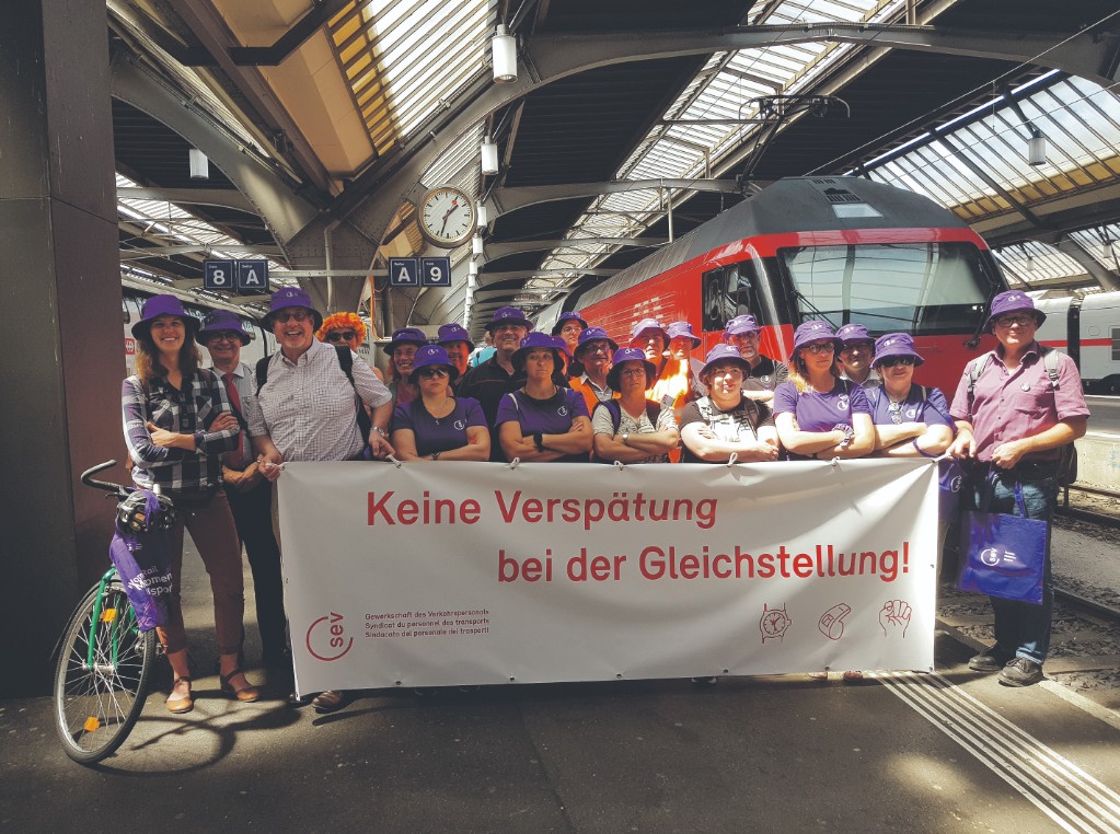 Gare centrale de Zurich. Illustration de la diff&eacute;rence de revenu de 43,2 % entre hommes et femmes sur la p&eacute;riode d'activit&eacute; (de 15 &agrave; 64 ans) : Convertie en une journ&eacute;e de travail de huit heures (8-12 /13-17), la diff&eacute;rence est de 3 h 27, ce qui signifie que les femmes travaillent gratuitement &agrave; partir de 13 h 33 !