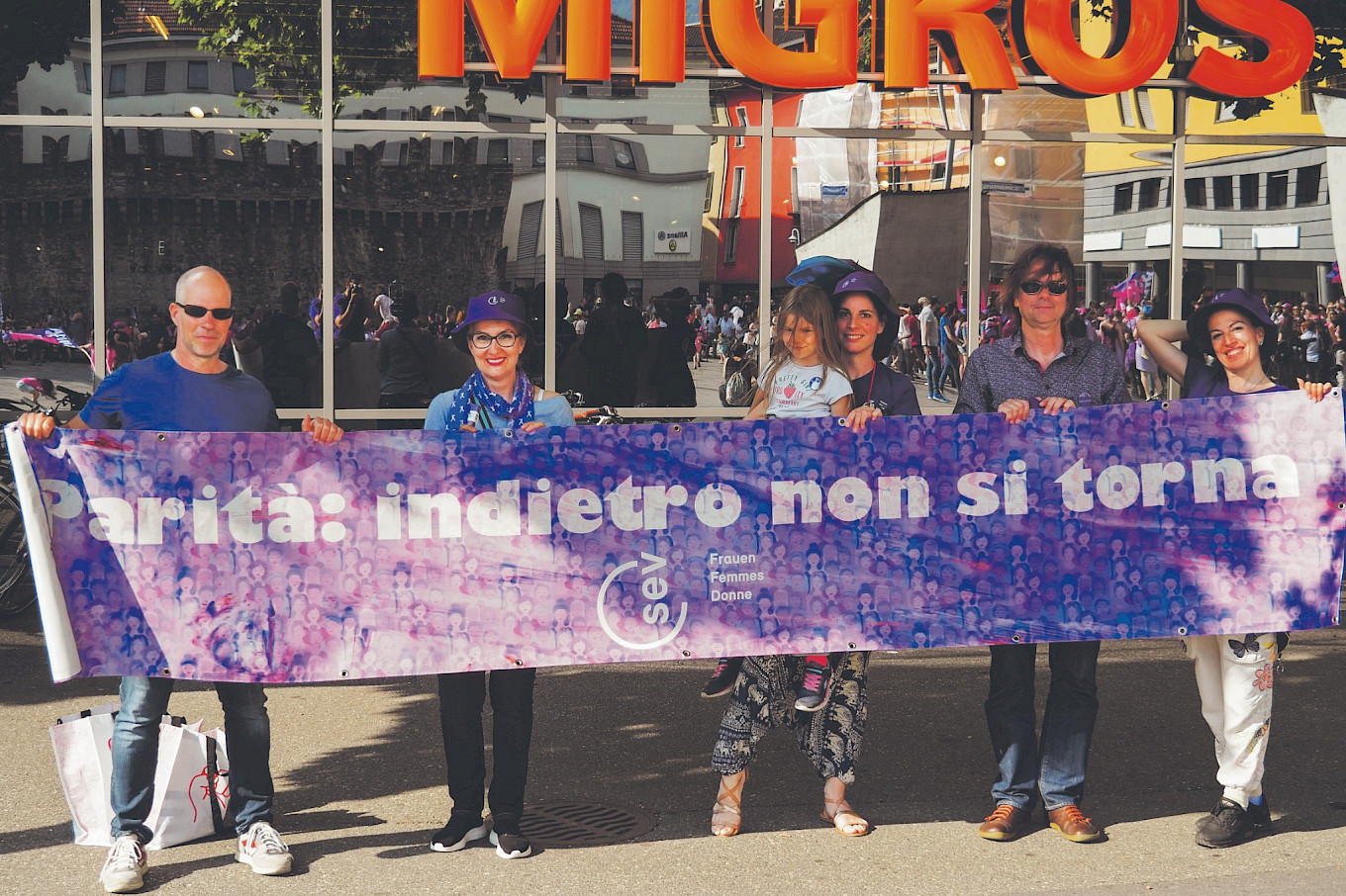 In attesa del corteo abbiamo srotolato lo slogan del 2019: purtroppo qualche passo in dietro lo abbiamo fatto, non dobbiamo abbassare la guardia.