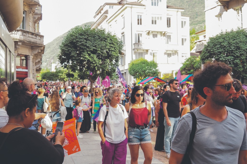 Persone di tutte le et&agrave; hanno sfilato nel lungo corteo che ha animato le vie di Bellinzona