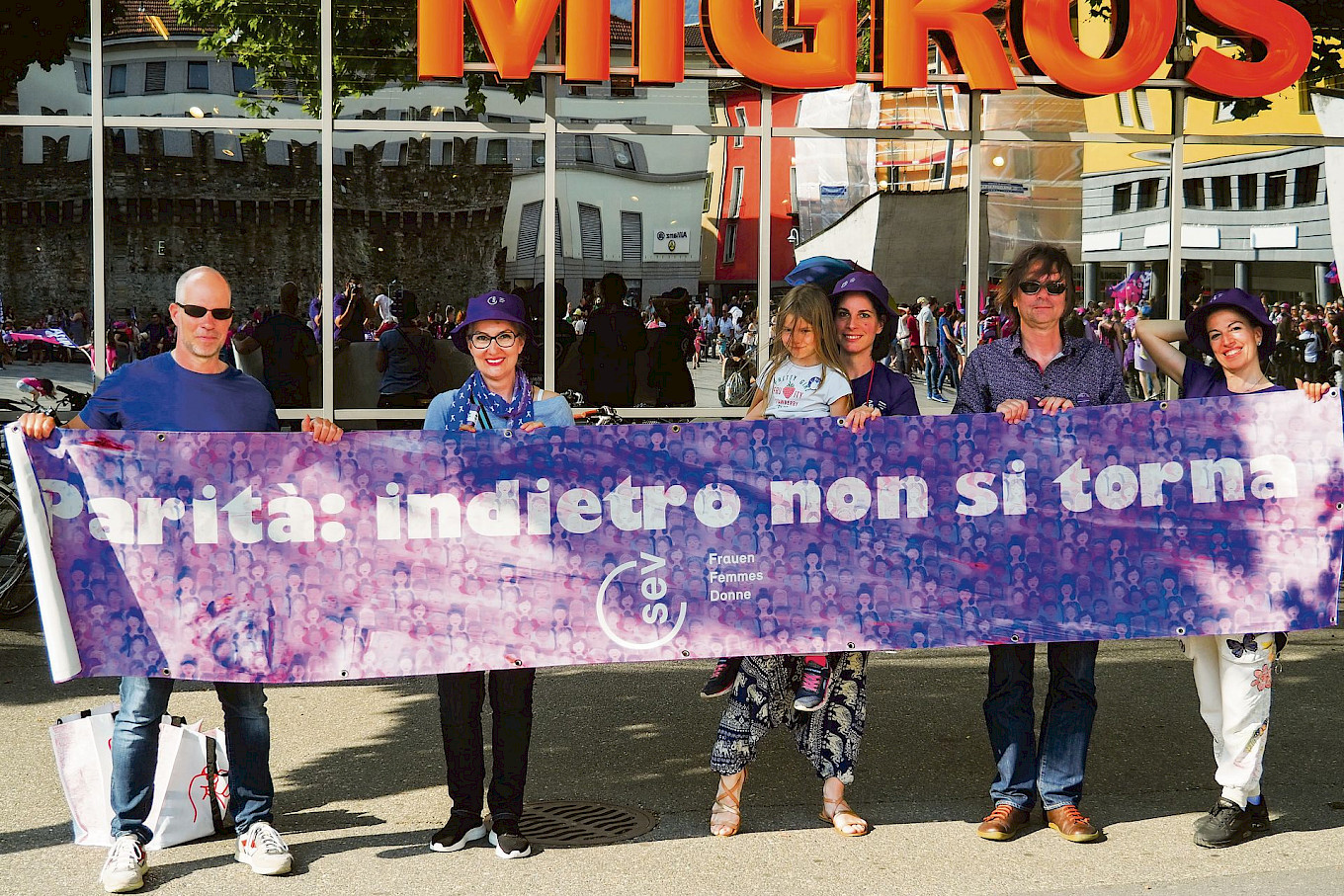 Groupe SEV &agrave; Bellinzone avec le slogan de 2019 : nous avons malheureusement fait quelques pas en arri&egrave;re, mais nous ne devons pas baisser la garde!