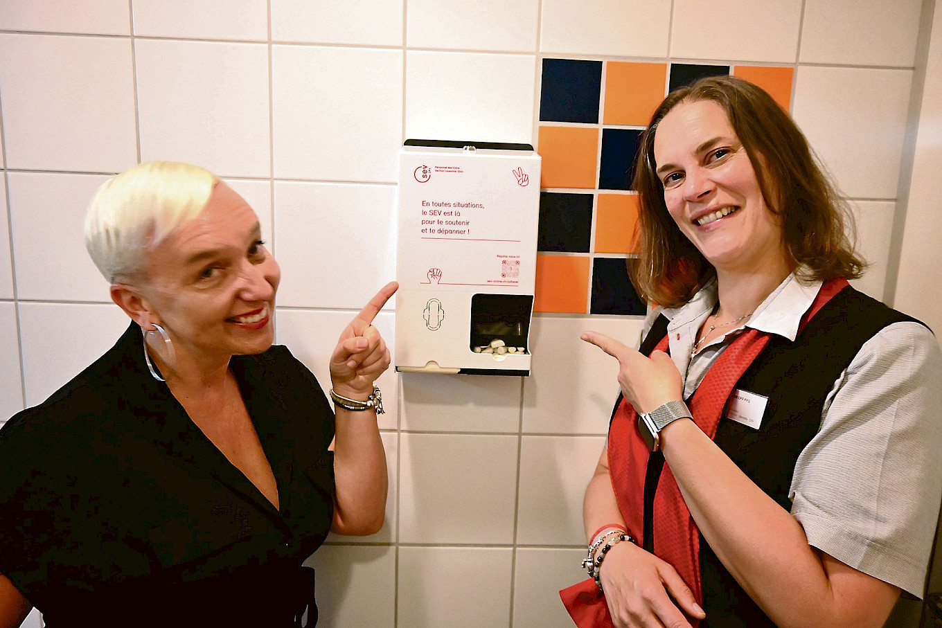 Inauguration d’un distributeur de tampons et serviettes hygiéniques.
