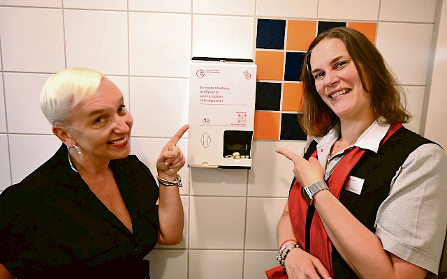 Inauguration d’un distributeur de tampons et serviettes hygiéniques.