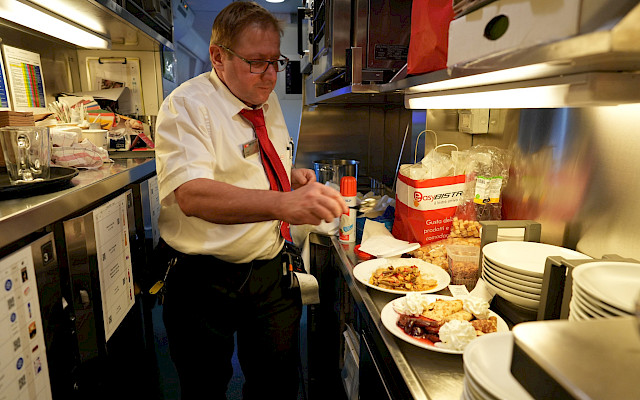 Lohnerhöhungen, Arbeitszeitverkürzung und bessere Work-Life-Balance für das Personal in der Bahngastronomie